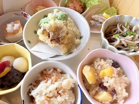 秋のお楽しみ御前 01 和食,食べ物,ランチの写真素材