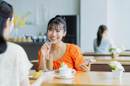 カフェでくつろぐ若い女性 カフェでくつろぐ若い女性 カフェ,女性,笑顔の写真素材