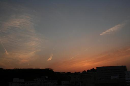 夕陽とシルエット 夕陽とシルエット 空,自然,夕日の写真素材