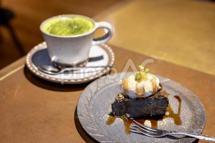 抹茶ラテと黒ごまチーズケーキ 黒ごまチーズケーキ,抹茶ラテ,生クリームの写真素材