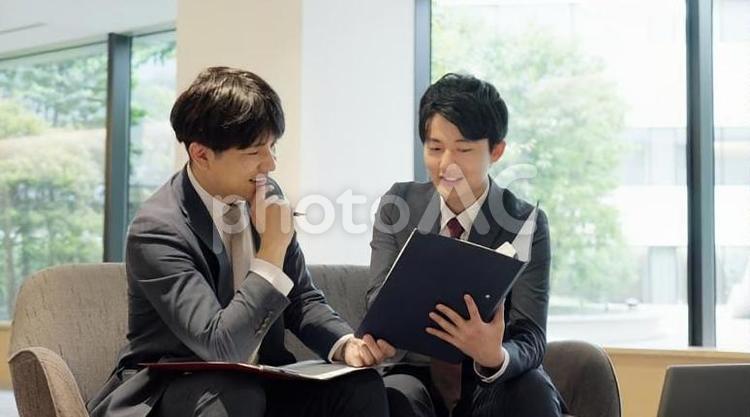 打ち合わせをするビジネスパーソン 打ち合わせ,アドバイス,助言の写真素材