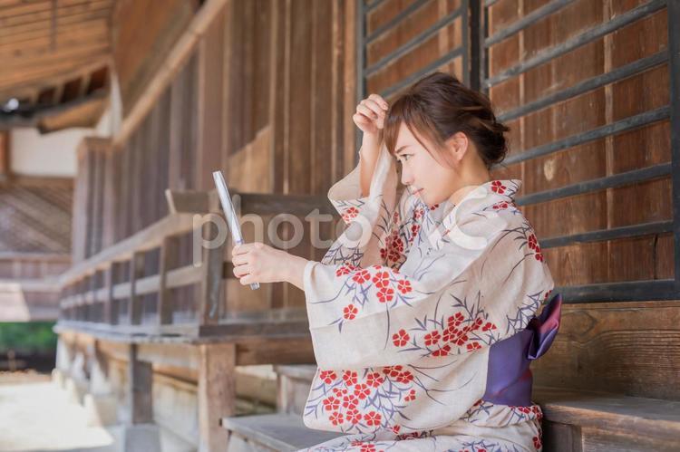 鏡を見る浴衣姿の女性 夏祭り,神社,お祭りの写真素材