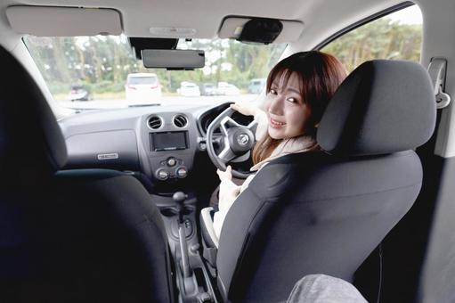 笑顔で運転する若いアジア人女性の車内風景 笑顔で運転する若いアジア人女性の車内風景の写真