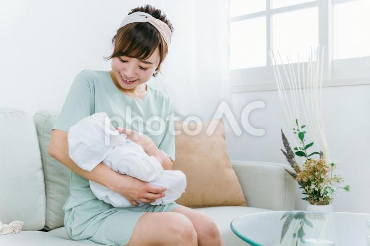 出産して赤ちゃんを抱っこする日本人女性 出産,産休,赤ちゃんの写真素材