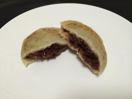粒あんがたっぷり入った信州長野のおやき 粒あんがたっぷり入った信州長野のおやき おやき,長野,信州の写真素材