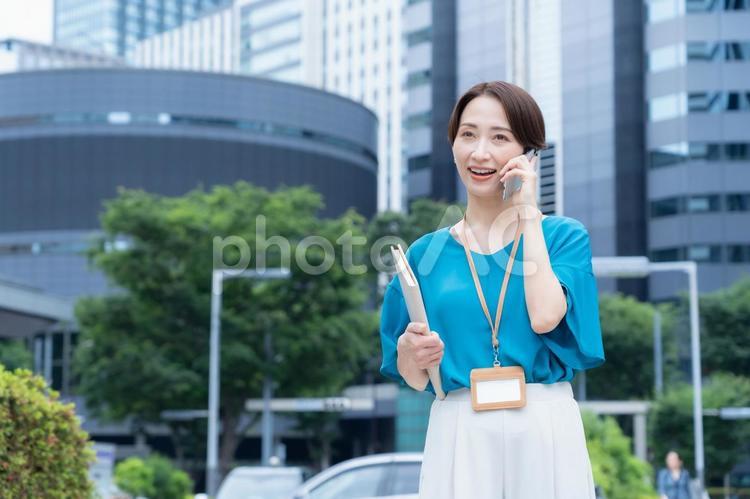 オフィス街で働くミドルのビジネスウーマン ビジネス,女性,通勤の写真素材