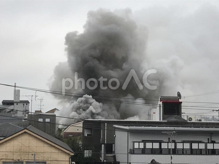近所で火災が起きた時の写真です。 火災,火事,煙の写真素材