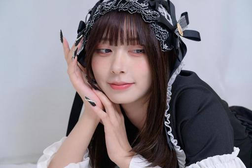 ベッドにうつ伏せになる地雷系女子 ベッドにうつ伏せになる地雷系女子 ベッド,寝る,うつ伏せの写真素材