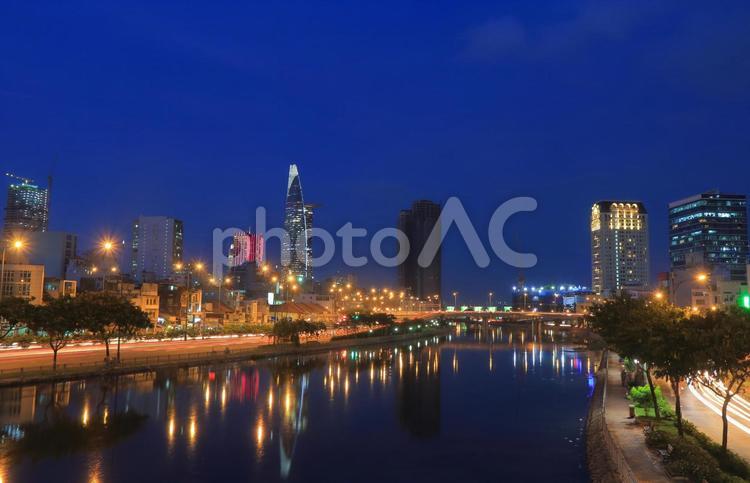 ベトナム　ホーチミン市のサイゴン川と市街地の夜景 ベトナム,ホーチミン,サイゴンの写真素材