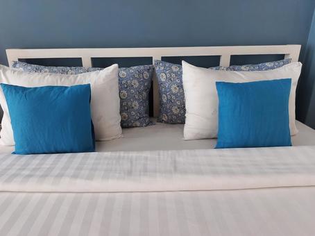 ベッドの枕とクッションとシーツ ベッド,枕,まくらの写真素材