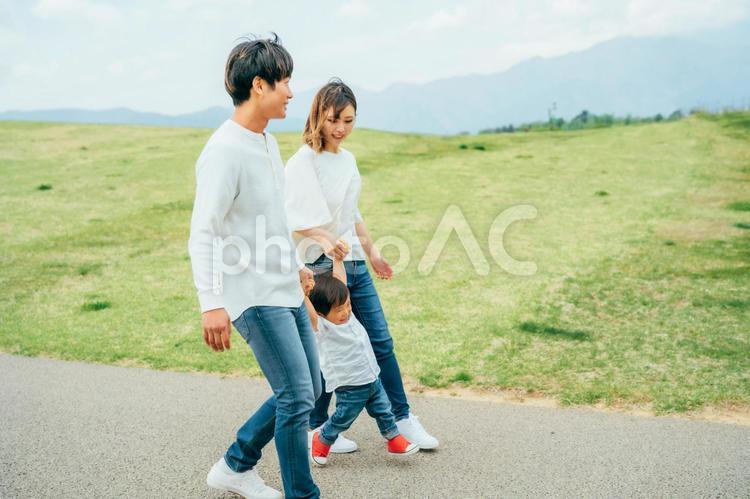 手を繋いで歩く家族（横顔） 家族,夫婦,赤ちゃんの写真素材