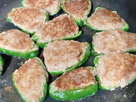 ピーマンの肉詰め ピーマンの肉詰め ピーマン,肉詰め,よるごはんの写真素材
