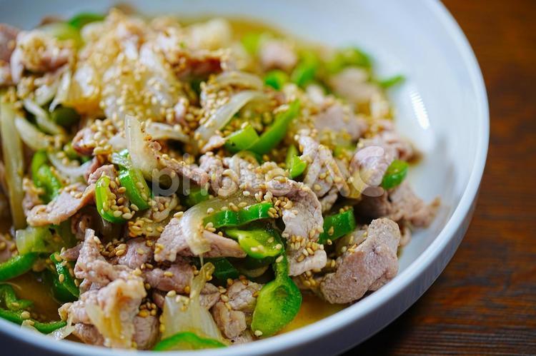 豚のスライスとピーマンの炒めもの 食事,食卓,夕食の写真素材