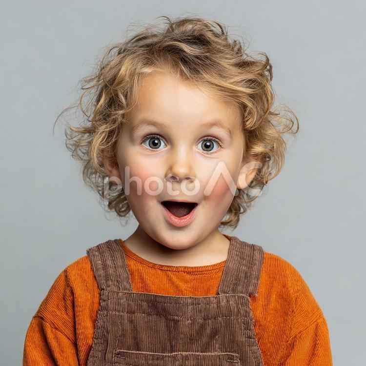 驚きと発見の子供の顔 子供,驚き,表情の写真素材