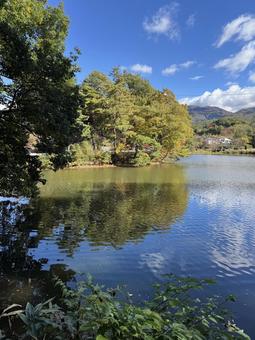晩秋の小坂田池（長野県塩尻市） 小坂田池,池,pondの写真素材