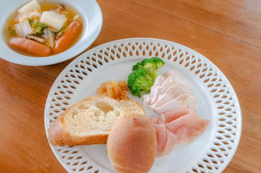 パンと鶏ハムの朝食 パンと鶏ハムの朝食 朝食,食事,パンの写真素材