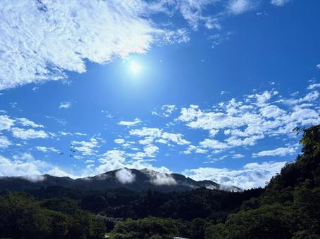 青い空と山ののどかな風景 青い空と山ののどかな風景の写真