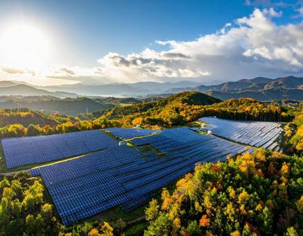 大量のソーラーパネルの写真