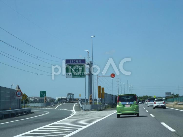 出口と、バス停留所　分かれ道 道路,高速道路,東名高速道路の写真素材
