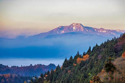 朝霧に浮かぶ秋の妙高山 秋,山,雲海の写真素材