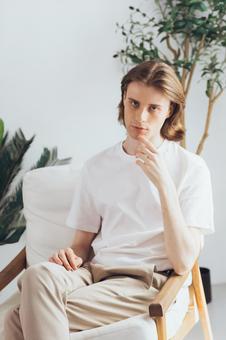 椅子に座るカメラ目線の男性 男性,外国人,欧米人の写真素材