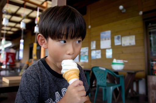 <素材>ソフトクリームを食べる男の子 <素材>ソフトクリームを食べる男の子 子供,笑顔,ソフトクリームの写真素材