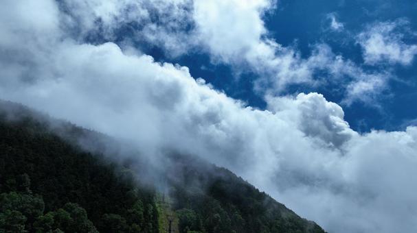 山の天気は変わりやすい 山の天気は変わりやすいの写真