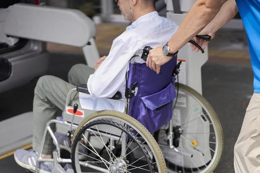 A caregiver who puts an elderly person in a care taxi, gli anziani, infermieri introduzione, per mettere, JPG