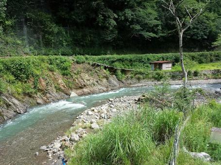 山間の渓流と小屋の風景 山間の渓流と小屋の風景の写真