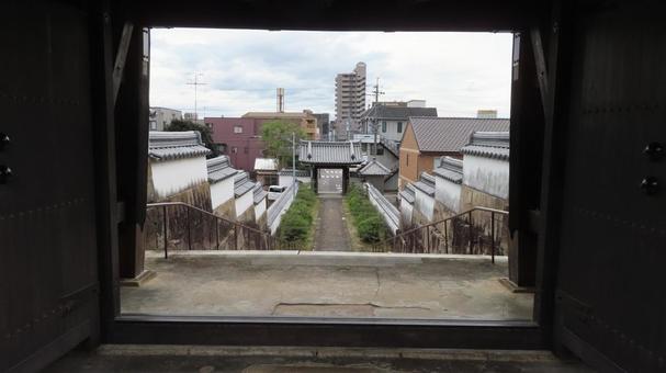 隨念寺 鐘楼門から山門と白土塀 隨念寺 鐘楼門から山門と白土塀 隨念寺,神社仏閣,寺の写真素材