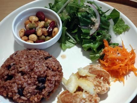 薬局レストランの玄米ランチセット 玄米ご飯セット,豆,野菜の写真素材
