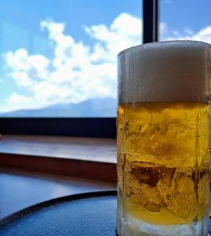 青空と生ビール 青空と生ビールの写真