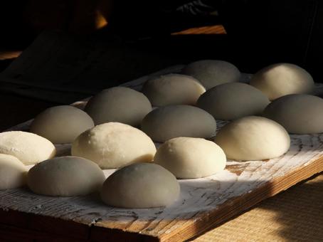 正月準備　餅つき後に縁側に置かれた丸もち 餅つき,丸もち,鏡もちの写真素材