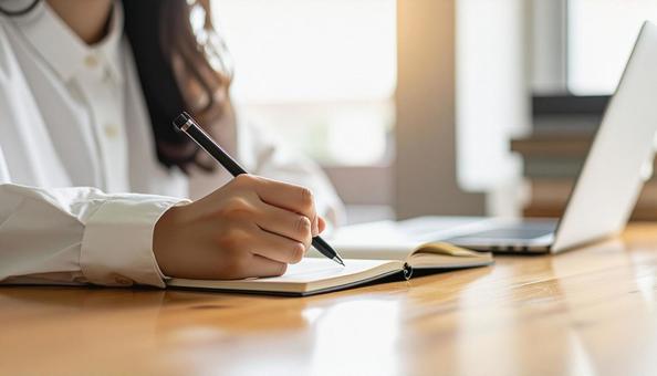 勉強している女性の手元のアップの写真