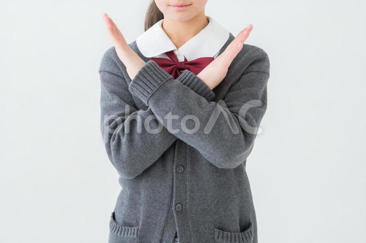 バツのサインをする制服を着た女の子 学生,女子高生,女子中学生の写真素材