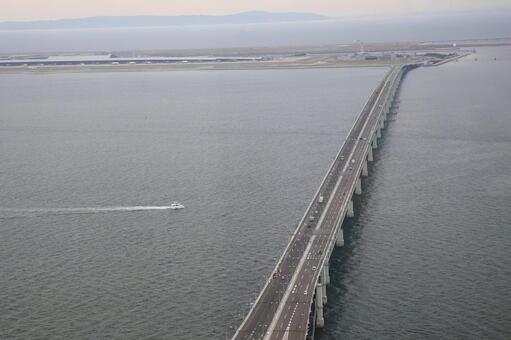 連絡橋と船と海と関西空港と霞む淡路島と空 連絡橋,船,海の写真素材
