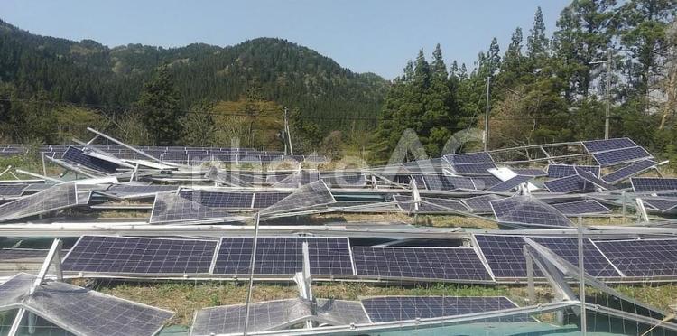 破損した太陽光パネル ソーラーパネル,太陽光パネル,自家発電の写真素材