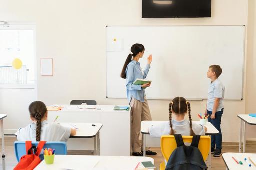 ホワイトボードで男の子に説明する女性 女性,女の子,男の子の写真素材