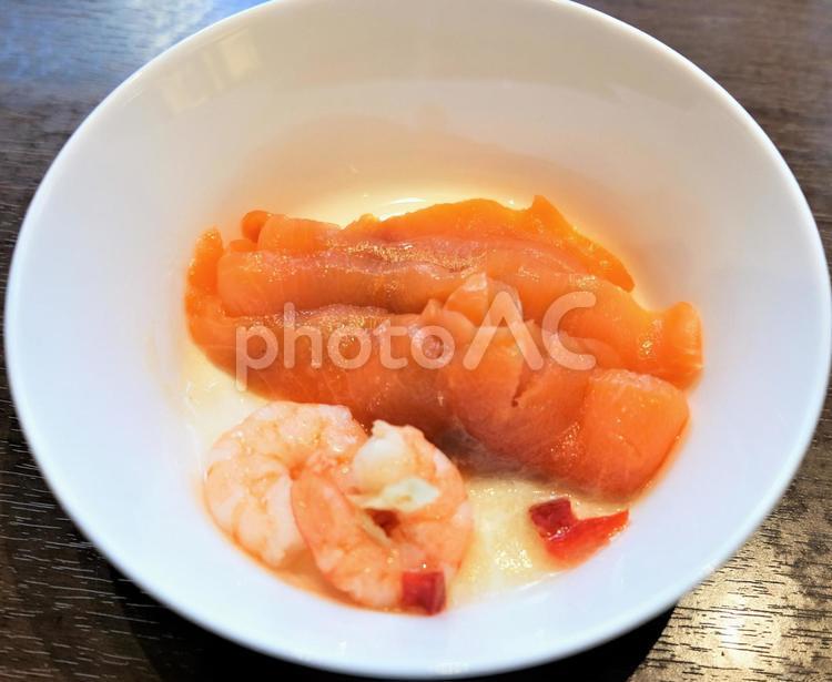 朝食ブッフェのサーモンとエビのマリネ 朝食ブッフェ,朝食,ブッフェの写真素材
