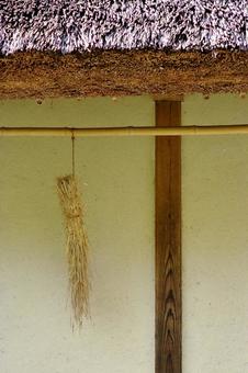 日本の茅葺き屋根の下に掛けられた藁飾り 日本の茅葺き屋根の下に掛けられた藁飾り 古民家,伝統家屋,茅葺きの写真素材
