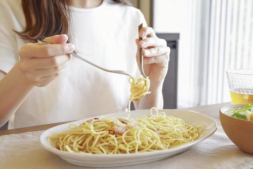 美味しそうなパスタを食べる女性 美味しそうなパスタを食べる女性の写真