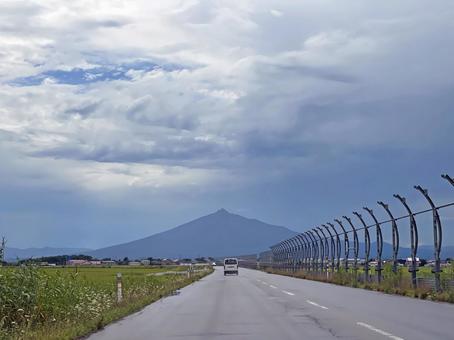 津軽平野8月:雨上がりの岩木山 2025 津軽平野8月:雨上がりの岩木山 2025 岩木山,津軽平野,雲の写真素材