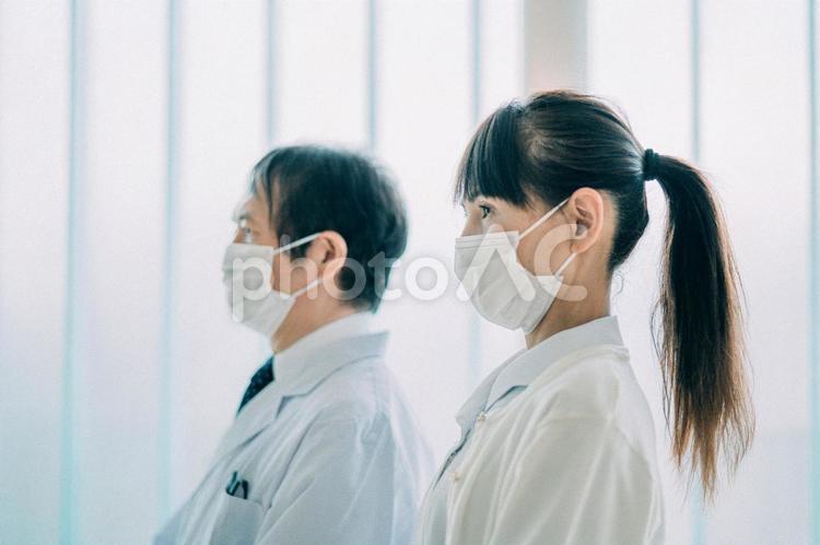 中高年の医療スタッフ（医師・看護師） 医療,マスク,薬剤師の写真素材