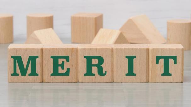 積み木に文字　MERIT 2 merit,メリット,積み木の写真素材