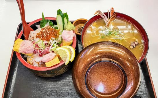 新鮮な素材を使った海鮮丼とカニ汁 海鮮丼,味噌汁,昼御飯の写真素材