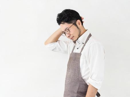 反思家庭事務的一個人的形象 反思家庭事務的一個人的形象