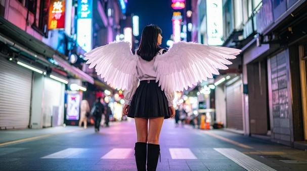 作り物の翼を付けた若い女性1 作り物の翼を付けた若い女性1の写真