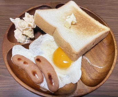 朝ごはん ソーセージ,バター,トーストの写真素材