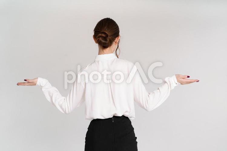 お手上げポーズの女性の後ろ姿 後ろ姿,お手上げ,分からないの写真素材