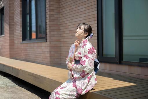 空を見上げる浴衣の女性 空を見上げる浴衣の女性 浴衣,女性,和装の写真素材